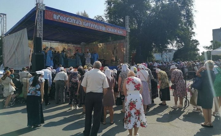 В центре Азове провели крестный ход в честь Успения Пресвятой Богородицы