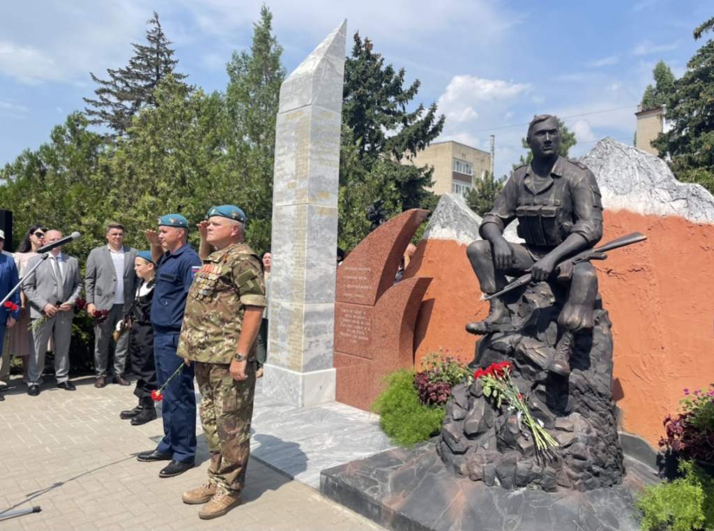 Памятник героям СВО открыли в Азове