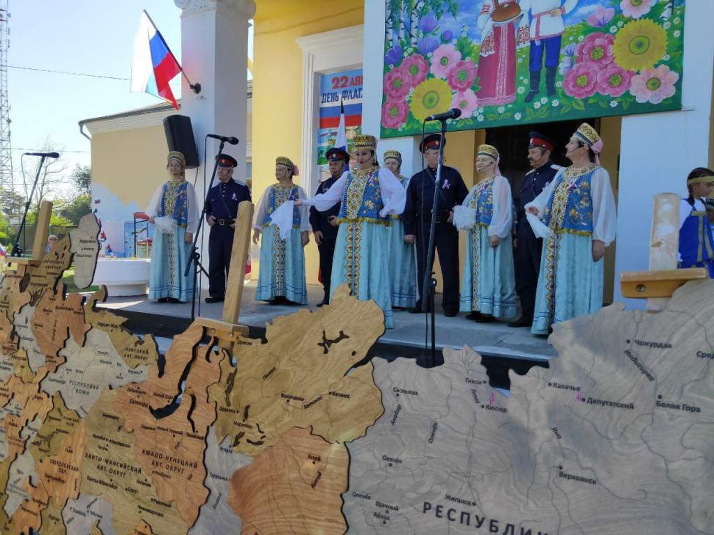 В селе Семибалки прошел праздничный концерт ко Дню Российского Флага