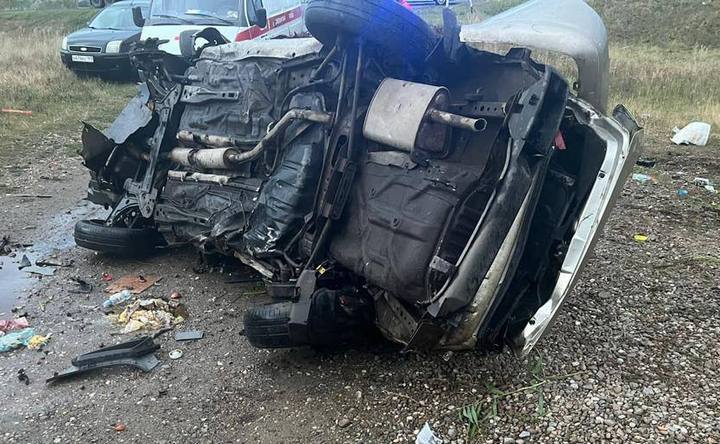 В Азовском районе под колёсами поезда погибли водитель и пассажир легковушки