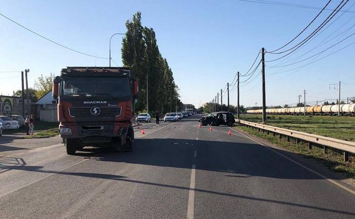 В Азове в лобовом столкновении с грузовиком пострадали водитель легковушки и его пассажир