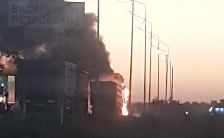 В Азовском районе сгорел на обочине дороги грузовик