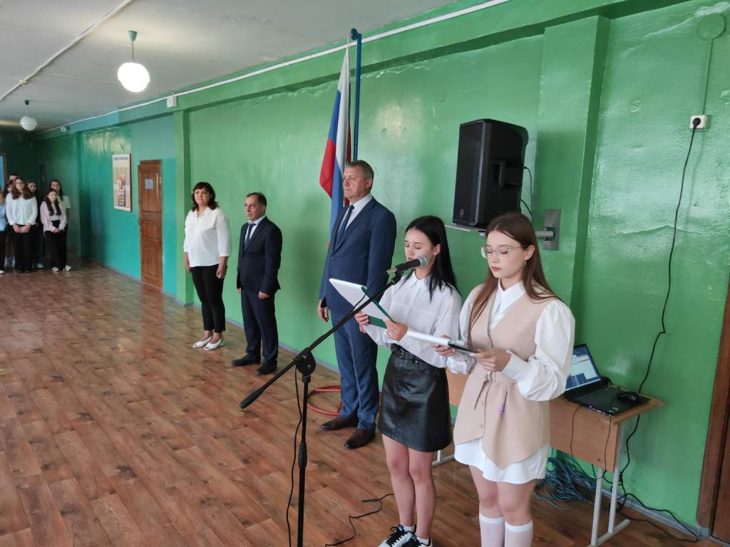 Глава администрации Азовского района посетил Кулешовскую школу №16