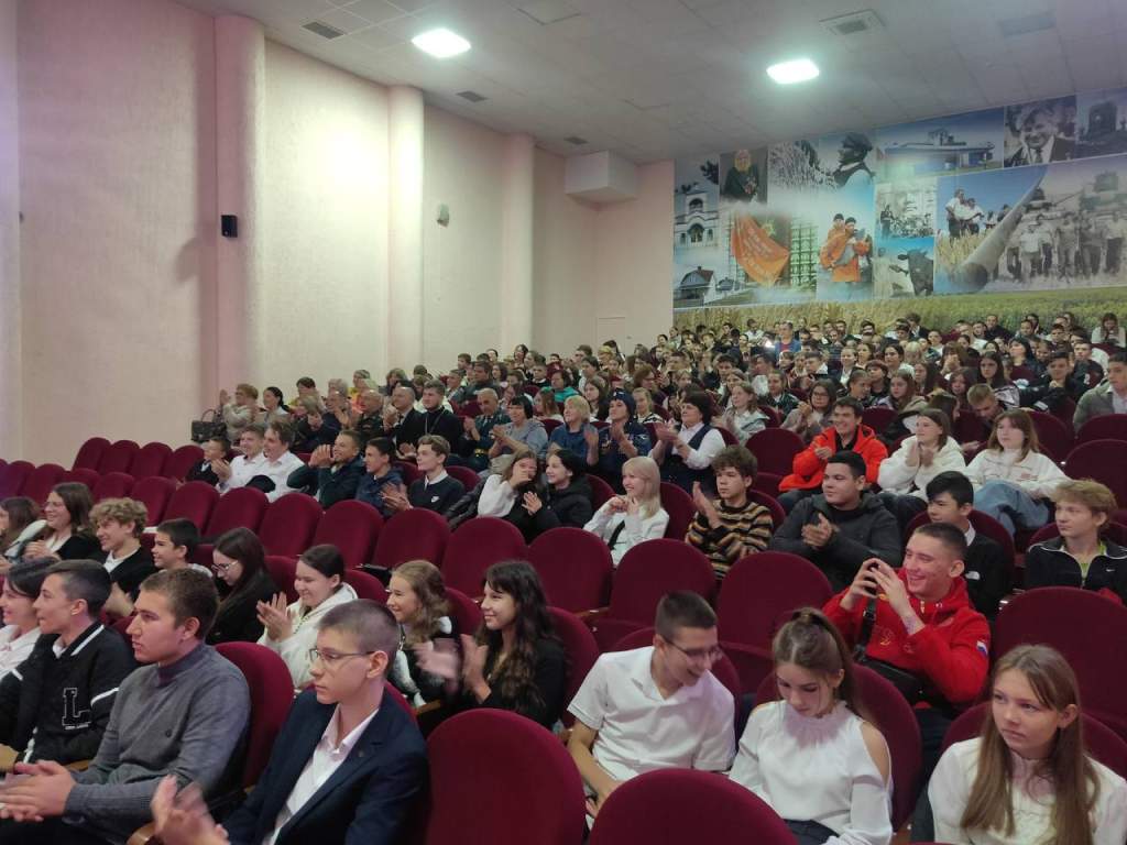 В Азовском районе торжественно провели призывников на службу
