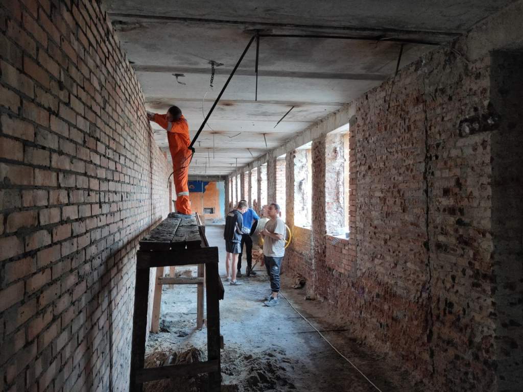 В селе Кулешовка продолжается ремонт Районного Дома Культуры