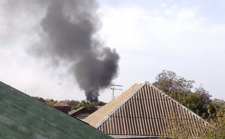 В Азове тушили пожар в гаражном кооперативе