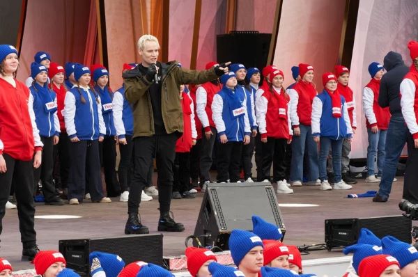 Жительница Азовского района спела на одной сцене с известным певцом Шаманом