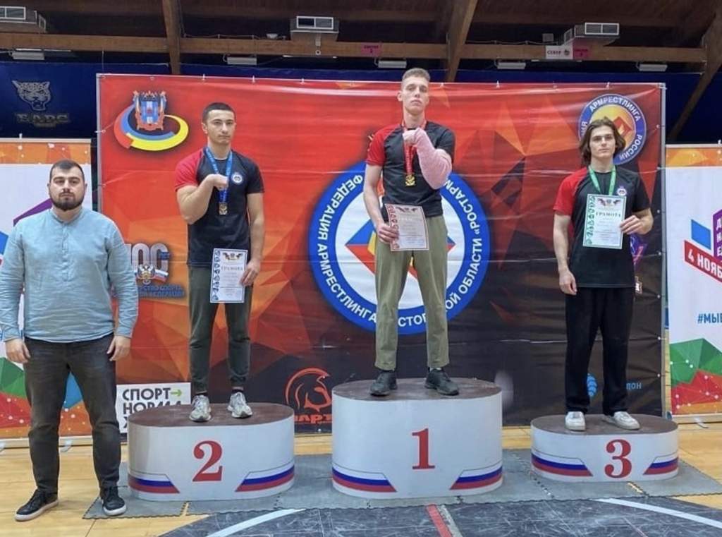 Спортсмен из Азовского  района выиграл областное Первенство по армрестлингу