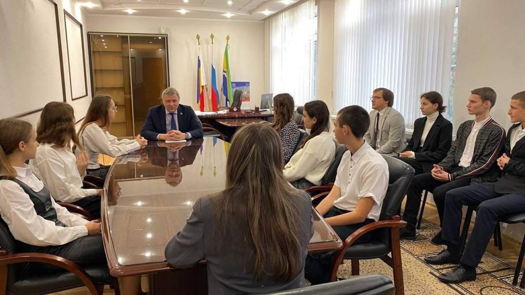 В администрации Азовского района состоялся «День открытых дверей» для молодежи