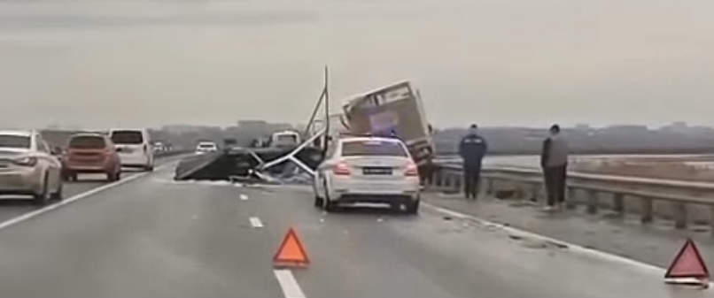 На трассе Ростов-Азов столкнулись два грузовика
