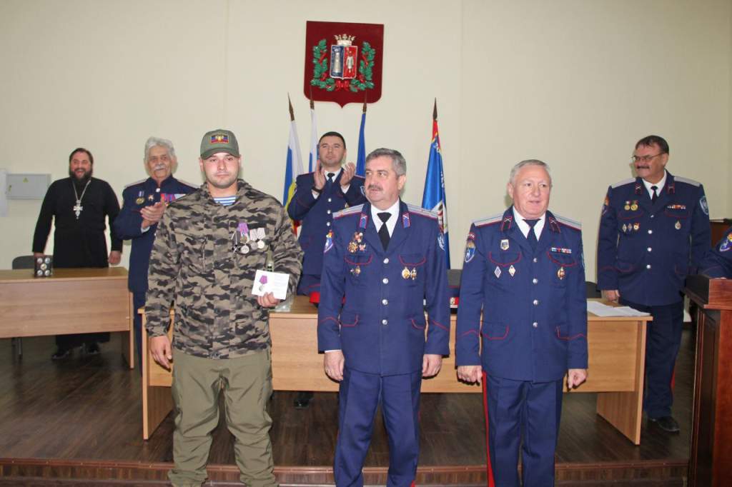 Участника СВО из Азова наградили медалью Всевеликого войска Донского