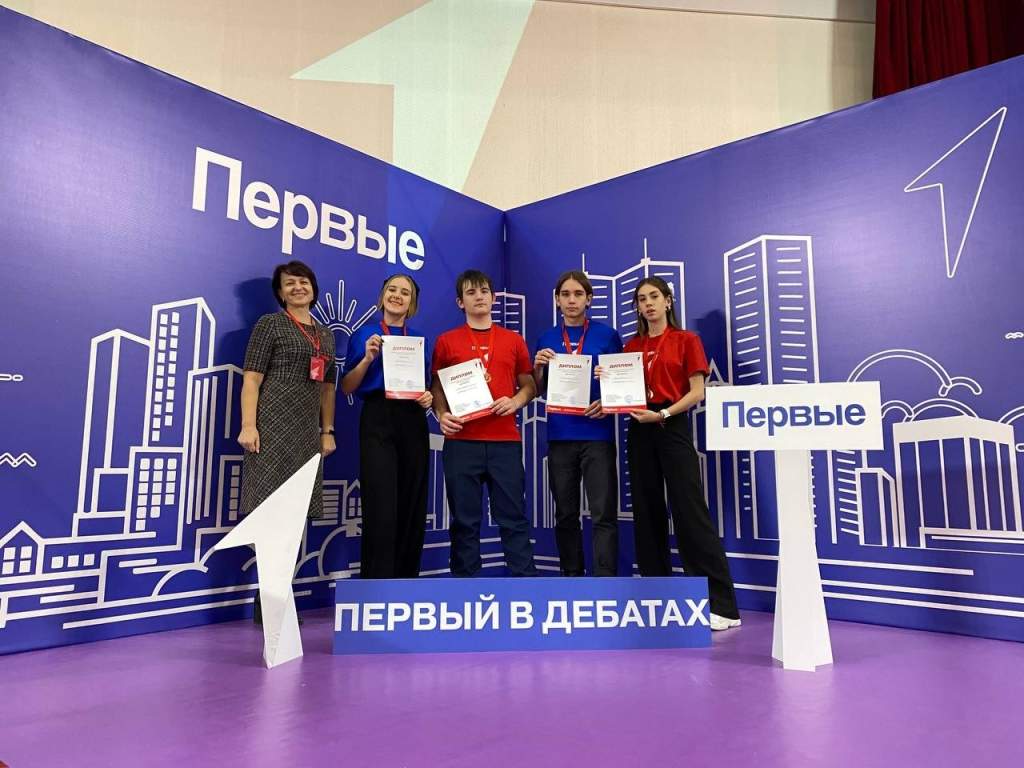 Школьники из Азовского района приняли участие в региональном проекте «Первый в дебатах»