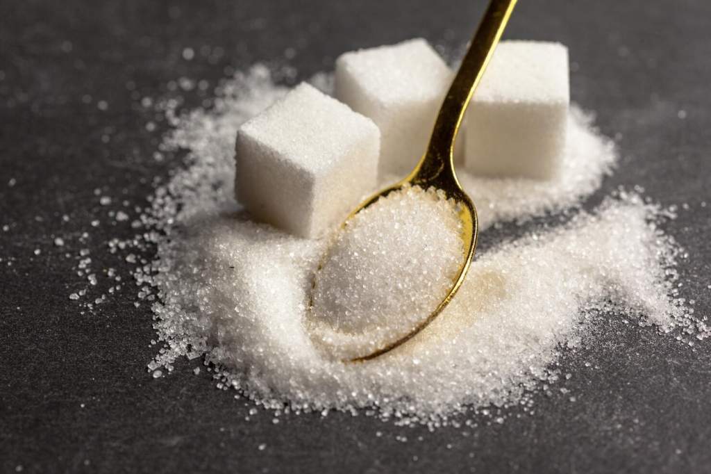 Ученые выяснили, сколько сахара можно класть в чай или кофе без вреда для здоровья