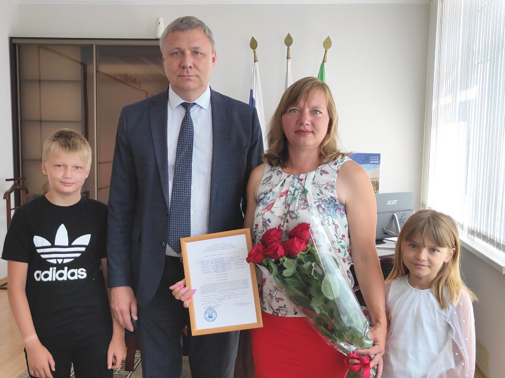 Многодетной семье из Азовского района вручили сертификат на жилье