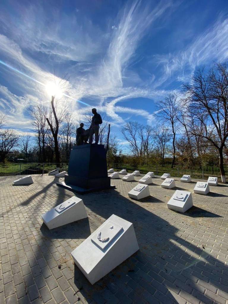 В селе Александровка завершили капитальный ремонт памятника героям гражданской и ВОВ