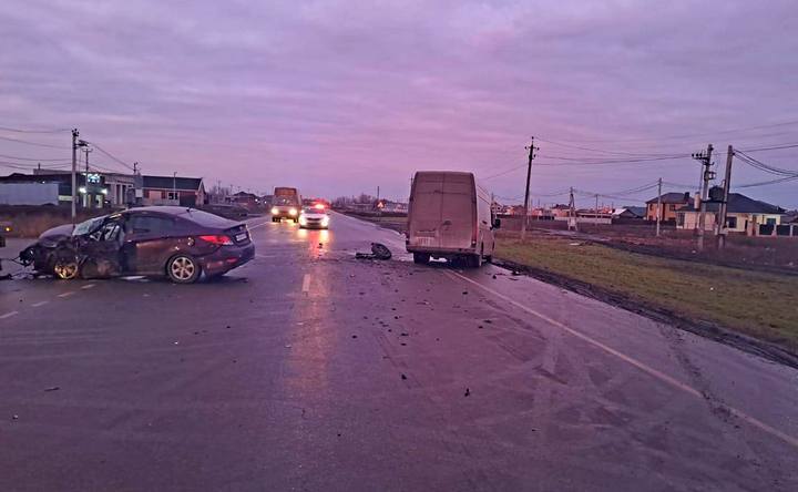 В селе Кулешовка в ДТП с фургоном пострадали водитель и пассажир легковушки