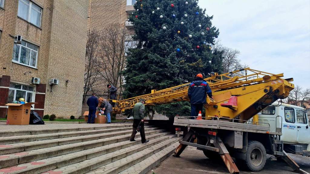 Возле Администрации Азовского района начали украшать елку необычными игрушками