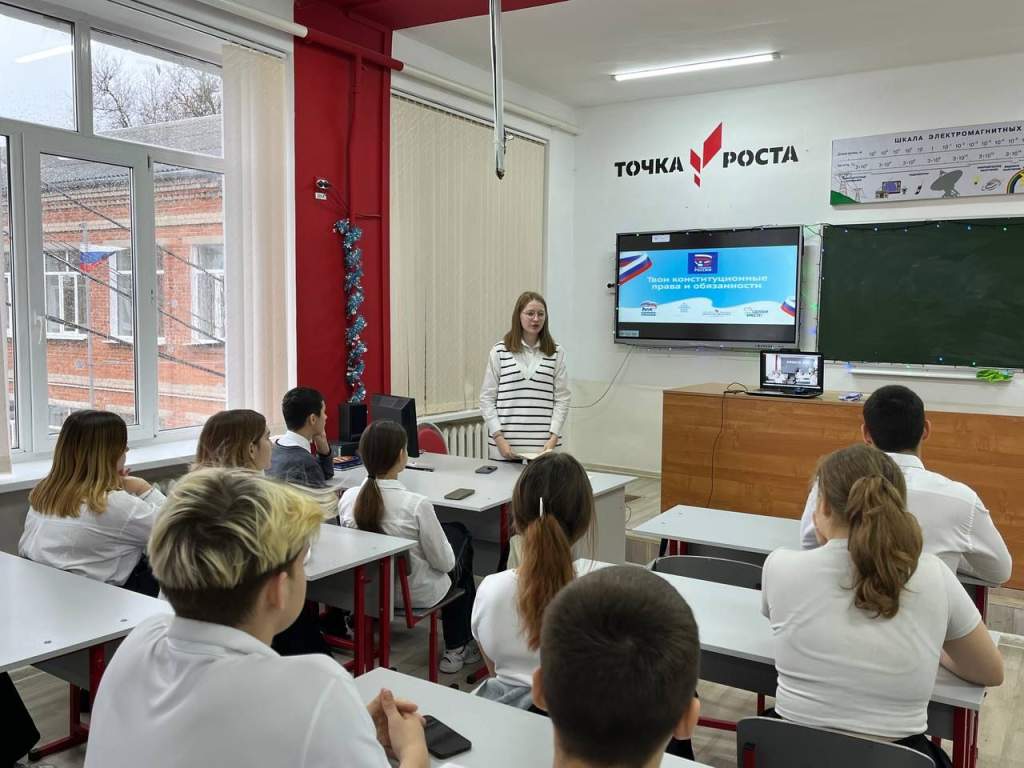 Лидер движения «Сделаем вместе!» Алиса Аликина провела для одноклассников из Азовского района занятие по теме Конституции