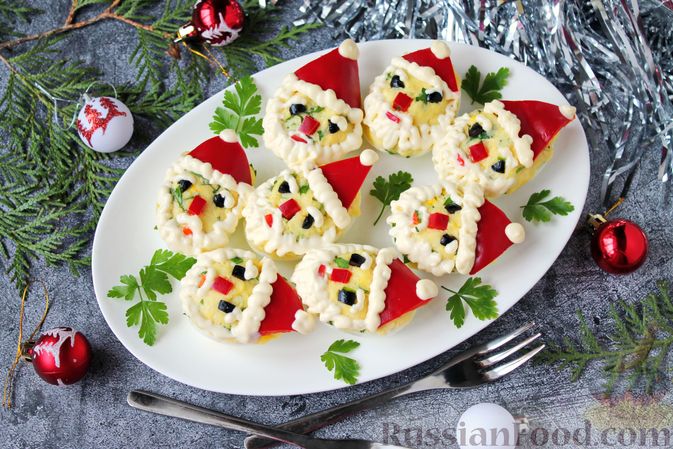 Рецепты новогодних блюд: фаршированные яйца «Дед Мороз» с сыром