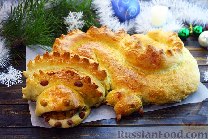 Рецепты новогодних блюд: дрожжевой пирог «Дракон» с фаршем, капустой и яблоками