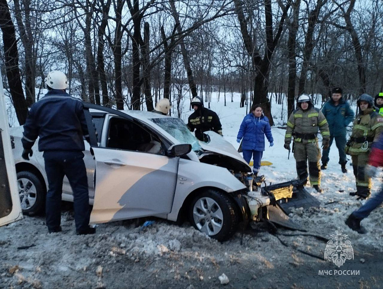 В Азове при столкновении пассажирского автобуса и легковушки пострадали двое человек