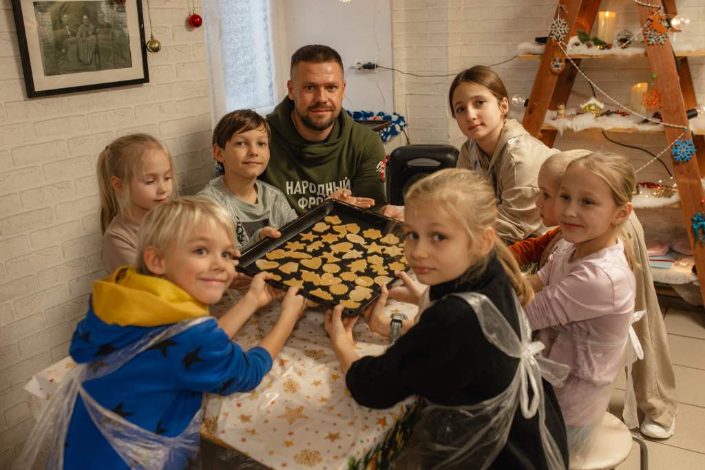 В Ростове дети и представители Народного фронта приготовили сладкие угощения для бойцов СВО