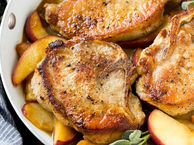 Рецепт на ужин: свиные отбивные с яблоками