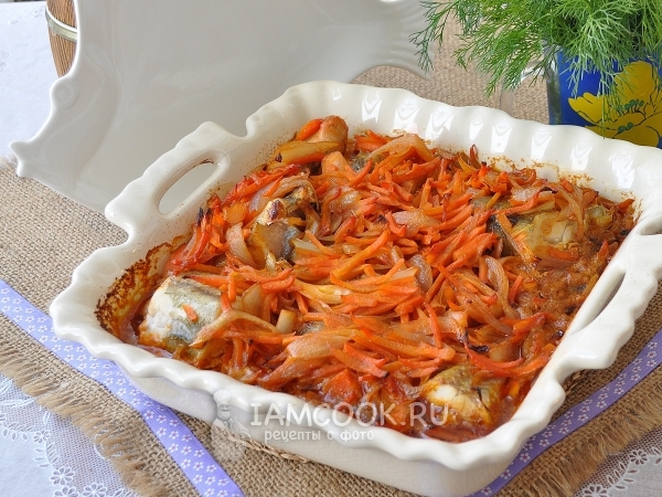 Правильный ужин: минтай с морковью и луком в духовке