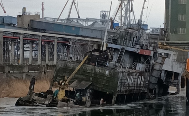 В морском порту Азов подняли затопленный земснаряд