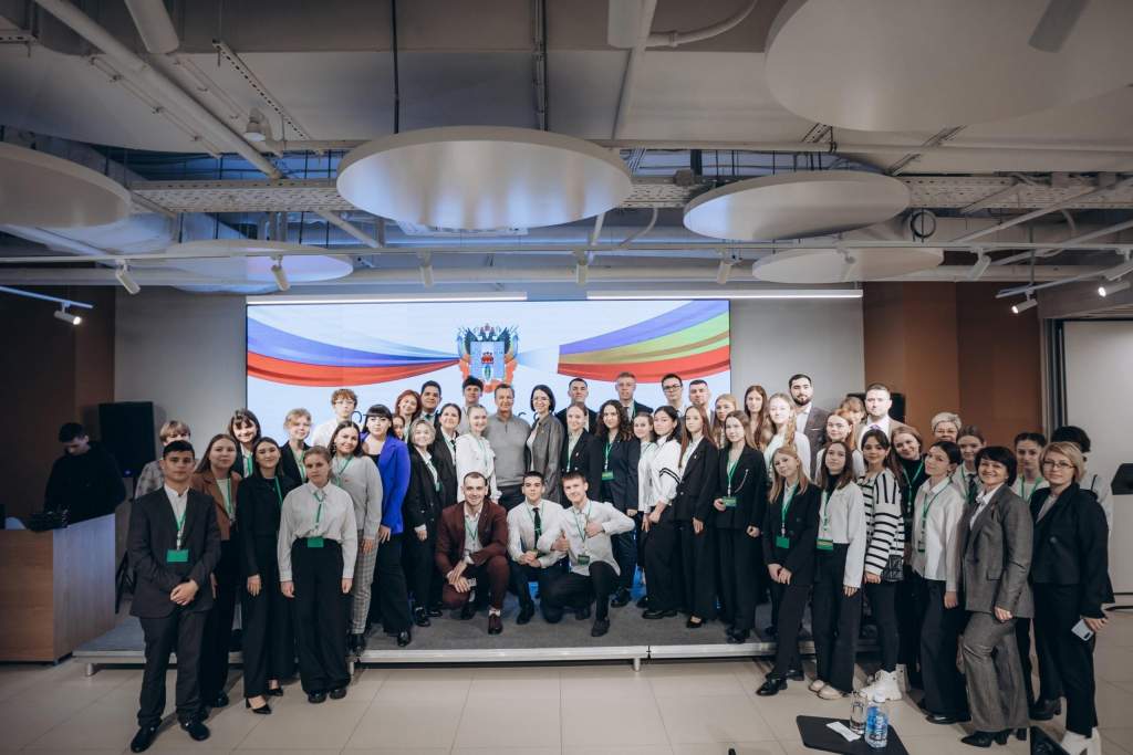 Активисты «Движения Первых» из Азовского района приняли участие в «Открытом диалоге» с парламентариями