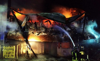 В Азове сгорело здание круглосуточного магазина