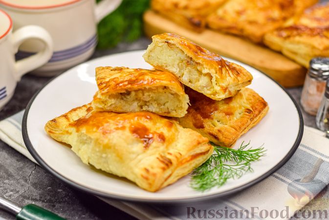 Легко и вкусно: слоёные пирожки с рыбой и картофелем