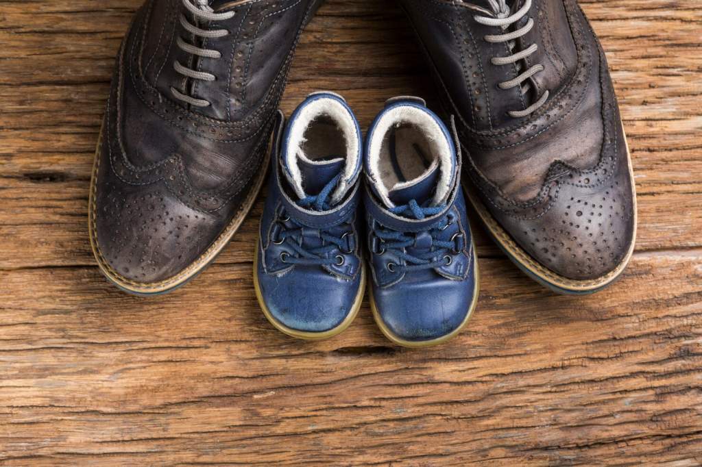 Приметы на 22 февраля: что нужно сделать со старой обувью от беды и болезни