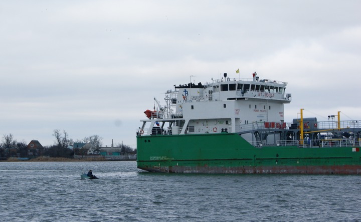 В морском порту Азов завершили период ледокольной проводки судов