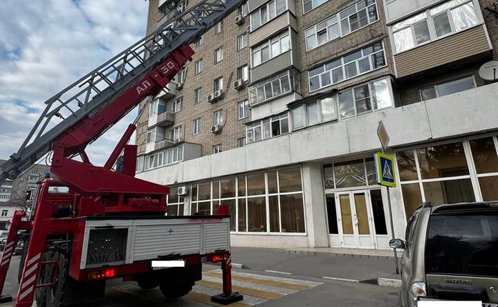 В Азове спасатели помогли женщине, едва не упавшей с балкона