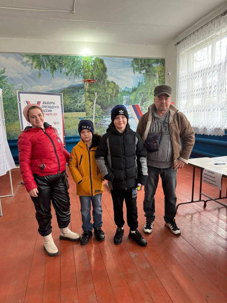 Жители Азовского района идут на выборы всей семьей