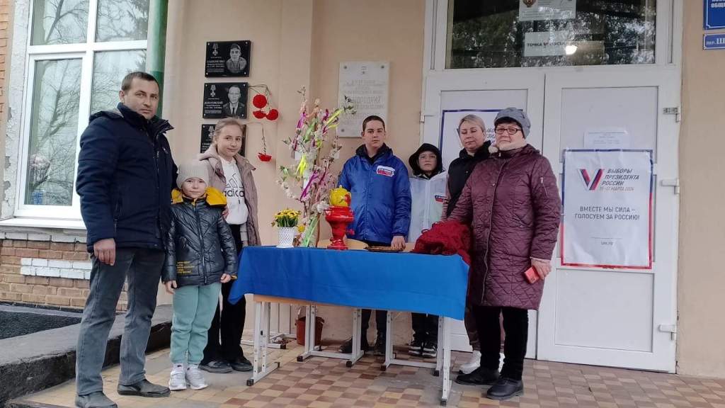 В первый день выборов в селе Новониколаевка голосующих угощали блинами