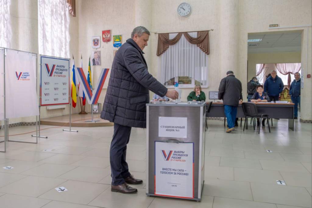 Глава администрации Азовского района отдал свой голос на выборах Президента