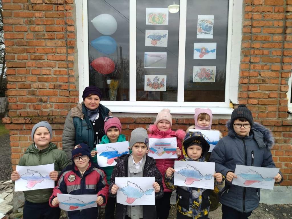 В школах Азовского провели акции в честь годовщины воссоединения Крыма с Россией