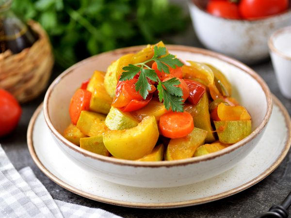Постное меню: тушеные кабачки с овощами в духовке