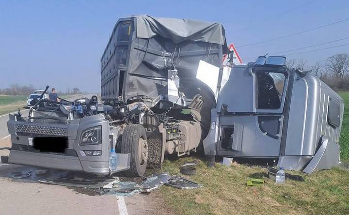В Азовском районе в аварии пострадал водитель грузовика