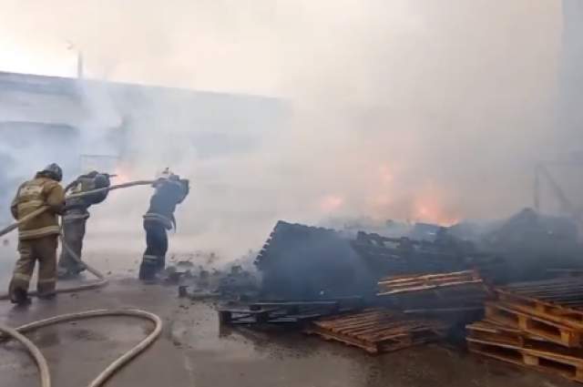 В Азове тушили крупный пожар на складе завода «Алеко–Полимеры»