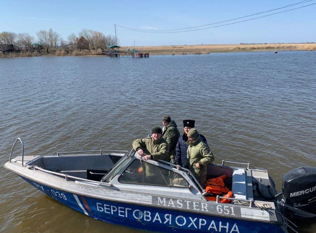 Казаки Азовского района участвуют в рейдах по охране моря и рек