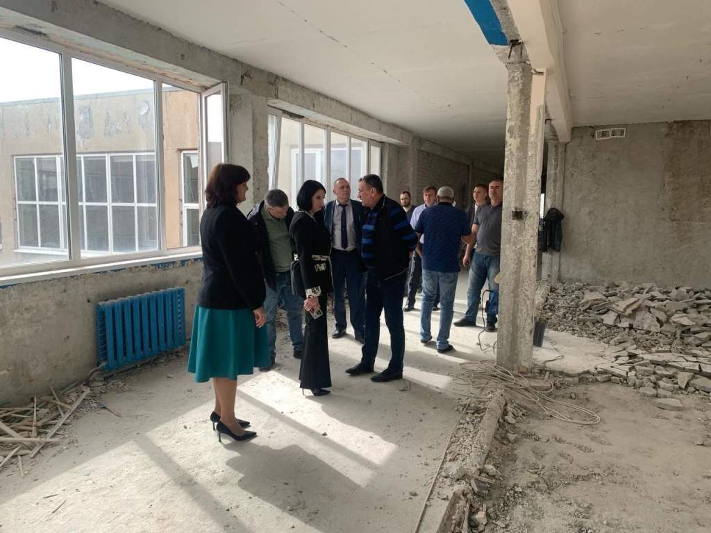 Замминистра образования Ростовской области проверила ход ремонта Кулешовской школы №16