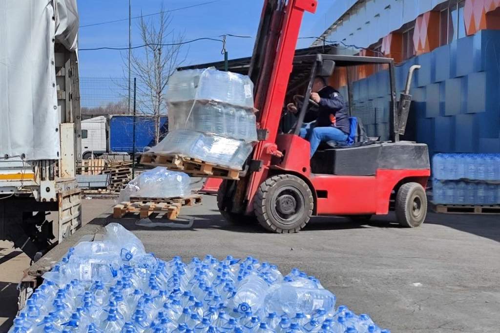 Более 60 тонн питьевой воды доставлено жителям Оренбургской области из донского региона