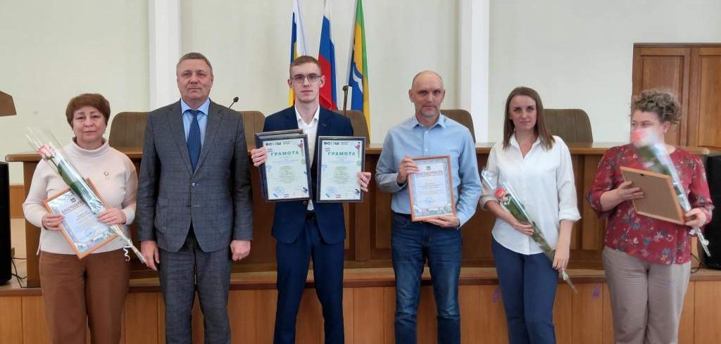 В Азовском районе наградили лучших участников школьных олимпиад и конференций юных исследователей