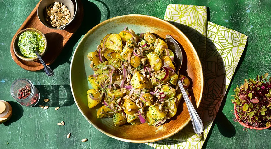 Весенние блюда: салат из молодого картофеля с укропной заправкой