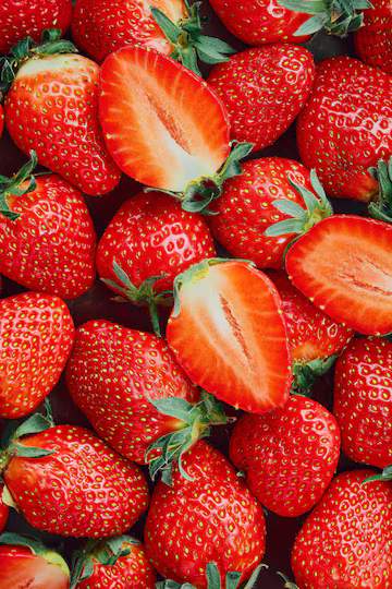 Молодильная ягода: диетолог рассказала о пользе клубники для красоты и здоровья
