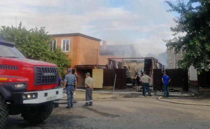 В Азове потушили пожар сразу в двух домах
