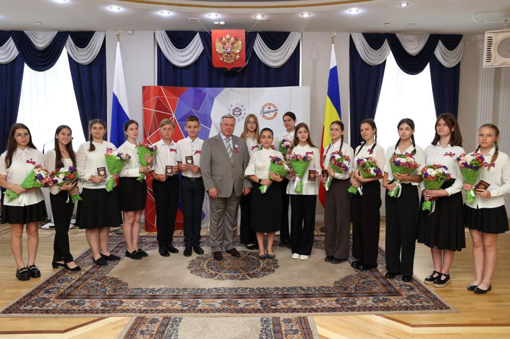 В День России губернатор вручил паспорта юным гражданам страны